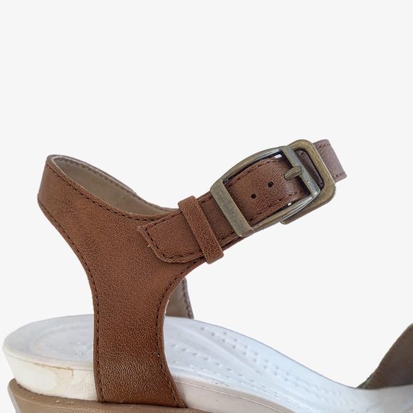 Croc’s Leigh II Ankle Strap Wedge Sandal - Picture 11 of 13